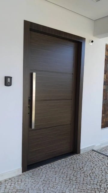 Porta em ACM com bandeja