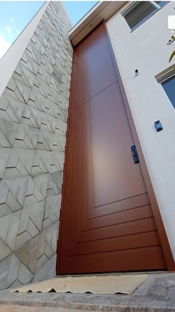Porta em ACM frisos em formato L