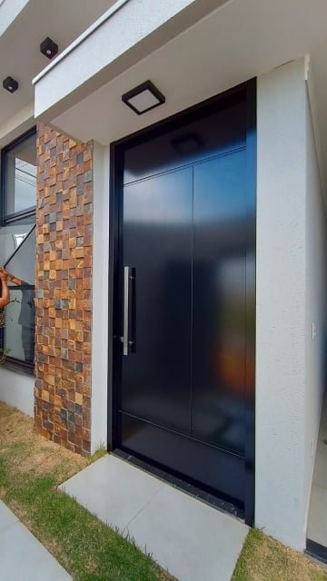 Porta em ACM frisos horizontais e verticais