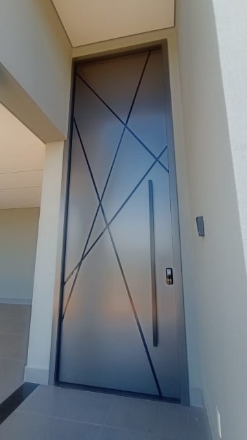 Porta em ACM frisos nas diagonais