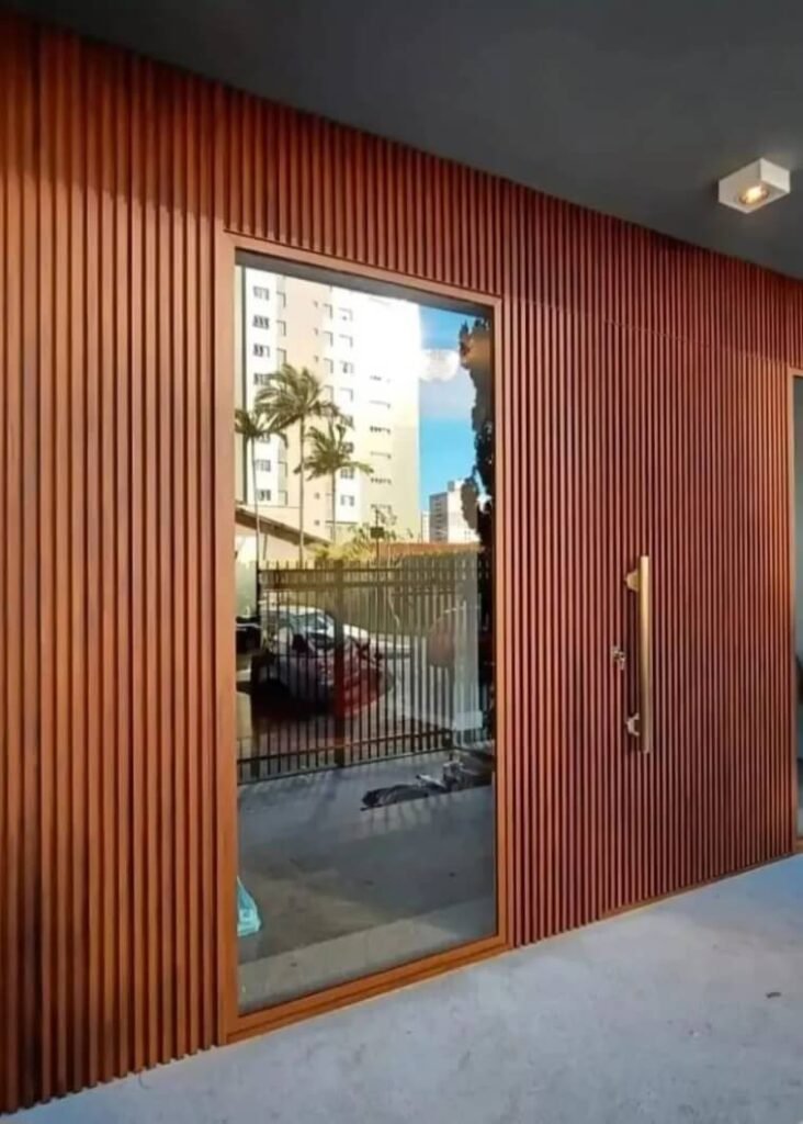 Porta em ACM ripada em alumínio